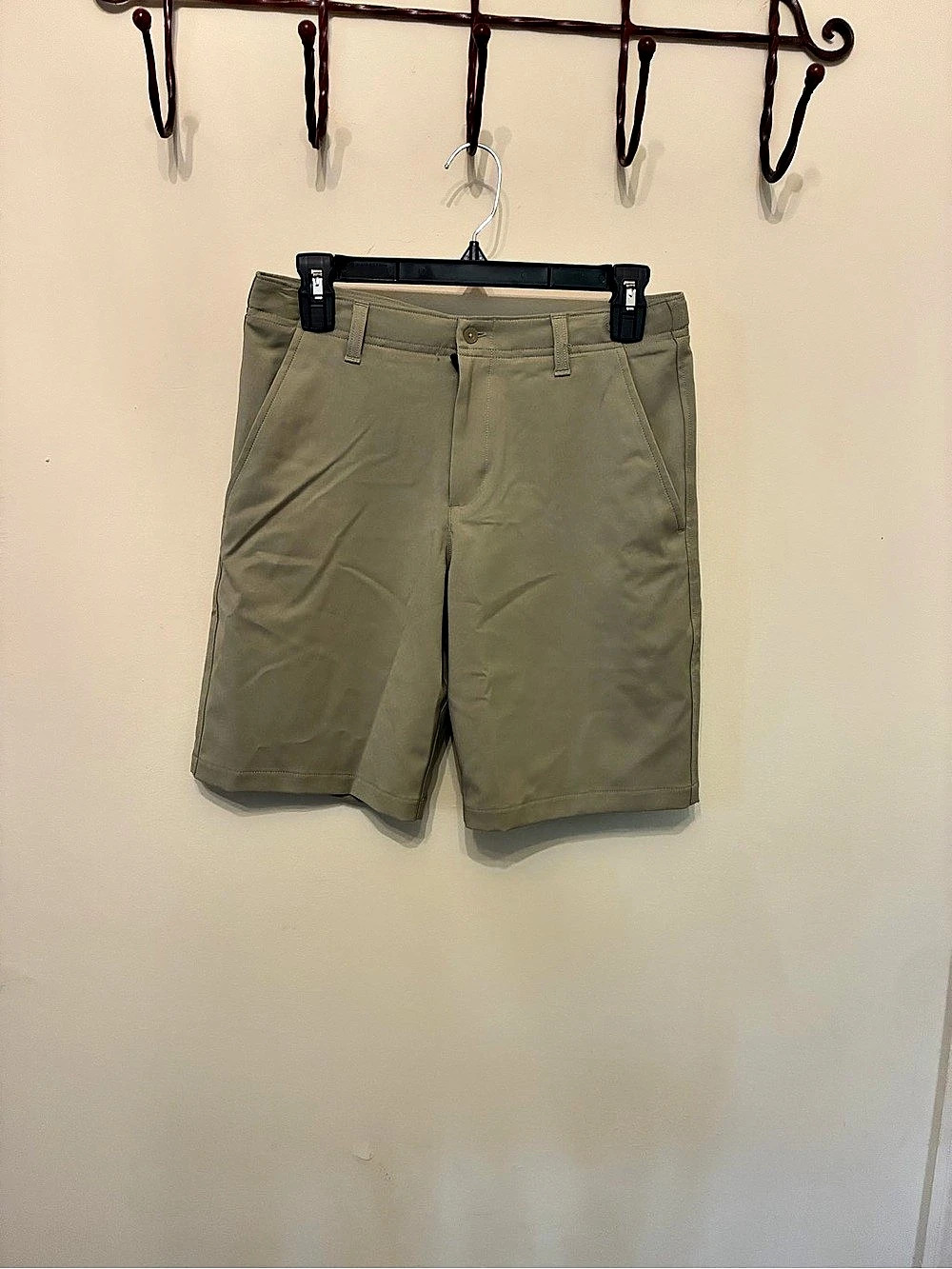 Under Armourm Men's Flat Front Shorts in Green Like New